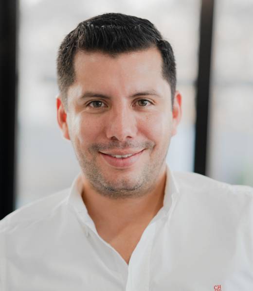 Dr. Illich Navarro is a board-certified plastic surgeon in Tijuana, Mexico.